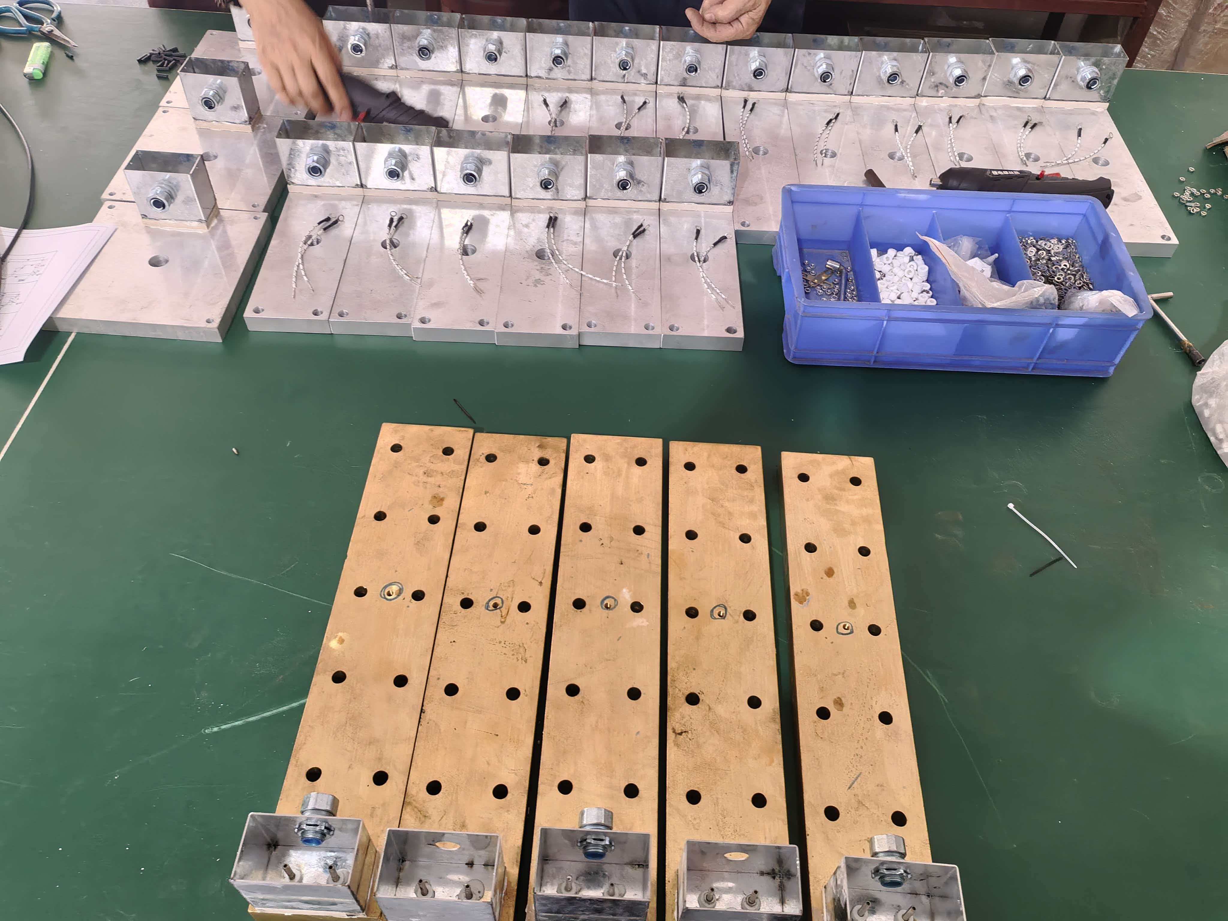 Hôm nay Công ty TNHH Công nghệ Sưởi Điện New Hongda giao thành công tấm gia nhiệt bằng nhôm và đồng